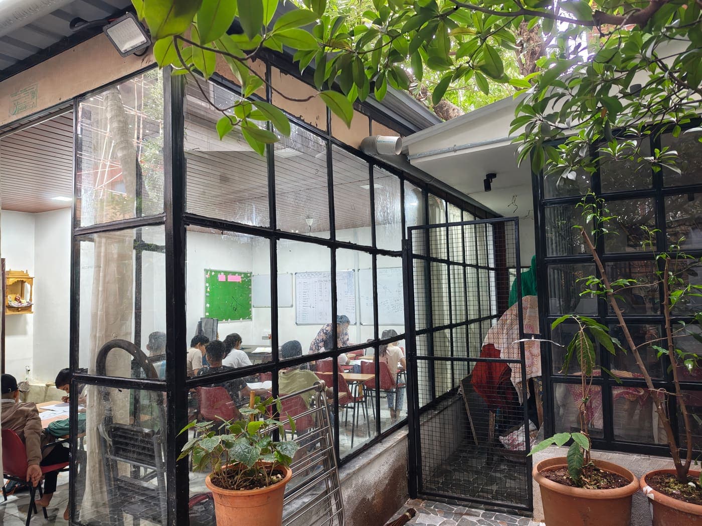 Quiet, distraction-free tree-shaded entrance to the Wise Tutorials tuition classroom near Rahatani and Kalewadi
